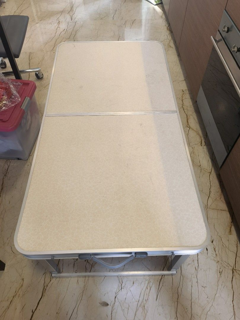 Foldable Table (Category: Tables & Sets) located in Singapore. Submitted by yyyyyiyy (Listing ID 1251309291, Image 3). Description: height adjustable.