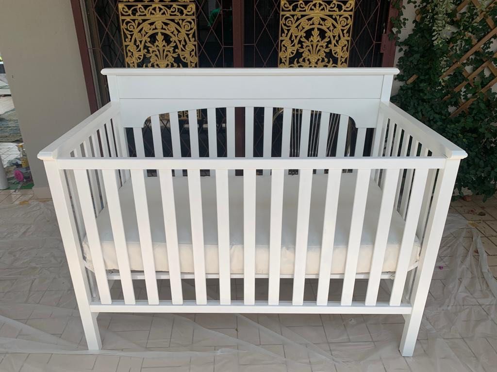 Graco Lauren 4 in 1 convertible crib white Babies Kids Baby