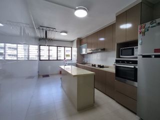 High floor 3-room renovated corner unit with additional study room