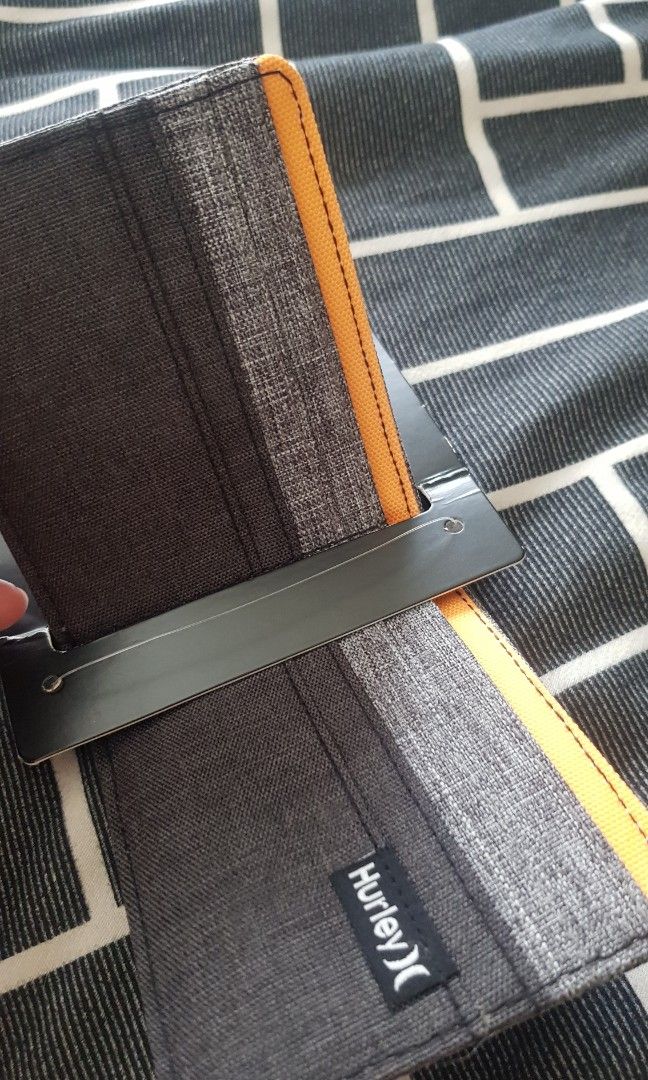 Hurley Bifold wallet BNEW (Category: Luxury Bags & Wallets) located in Las Pinas. Submitted by ajbash (Listing ID 1251307316, Image 3). Description: never used originally 20usd as on the pricetag.