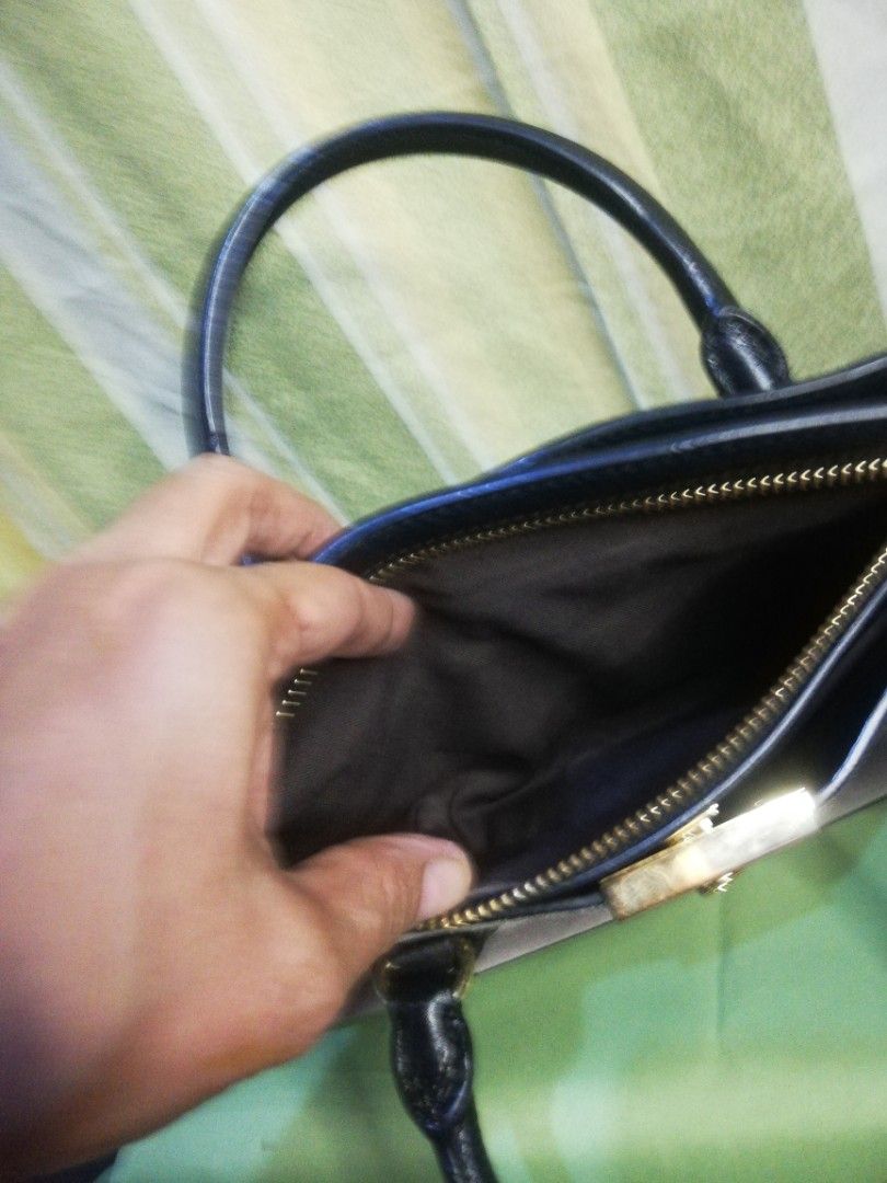 Japan Branded bag (Category: Luxury Bags & Wallets) located in Manila. Submitted by scherielar31543 (Listing ID 1251472299, Image 3). Description: Super nice ng details nya 2way with 3 unique compartment pull up, buttons and zipper closure. combination of leather and gamusa. msg for more details.