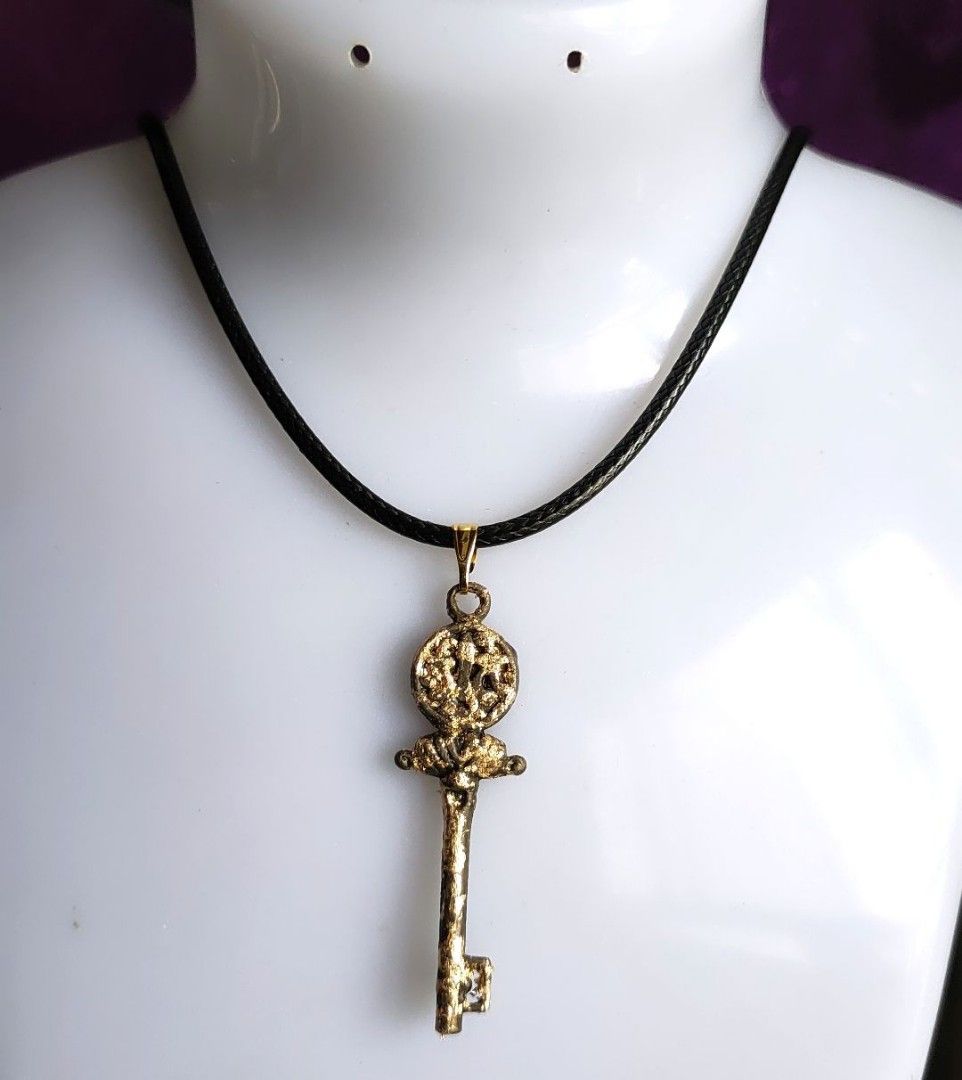 Chain with shop key pendant