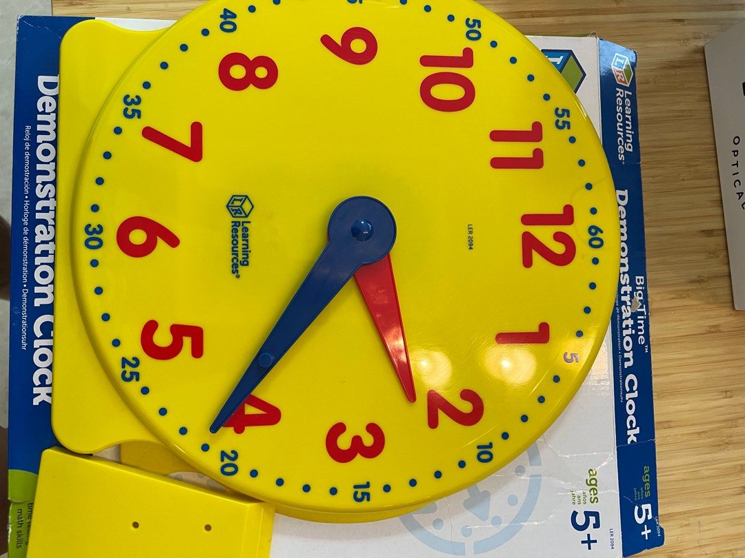 learning resource small clock (Category: Infant Playtime) located in Singapore. Submitted by tshio (Listing ID 1251337562, Image 1). Description: .