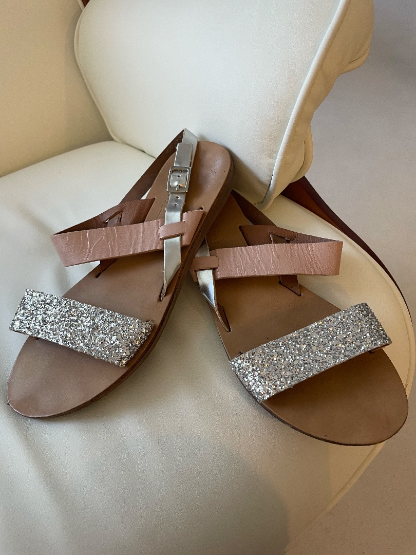 Leather flat stroppy sandals