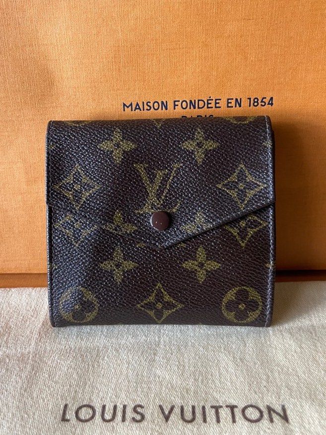 Louis Vuitton Monogram LV Short Brown Button Wallet bag tag, Men's Fashion,  Watches & Accessories, Wallets & Card Holders on Carousell