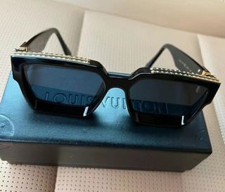 Louis Vuitton Lv Waimea Round Sunglasses Black, Men's Fashion, Watches &  Accessories, Sunglasses & Eyewear on Carousell