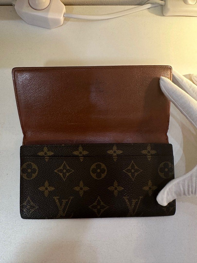 LV MONOGRAM LONG BIFOLD WALLET (Category: Luxury Bags & Wallets) located in Caloocan City. Submitted by wiyana_aliah (Listing ID 1251404639, Image 2). Description: RANK B GUARANTEED AUTHENTIC ✔️ Coded✔️ with provided strap/chain money back if proven fake! Bought this from luxury online shop Restored wala na kayong ipapaayos 💯 Restitching✔️ Color leather revive✔️ Cleaning✔️ Conditioning✔️.