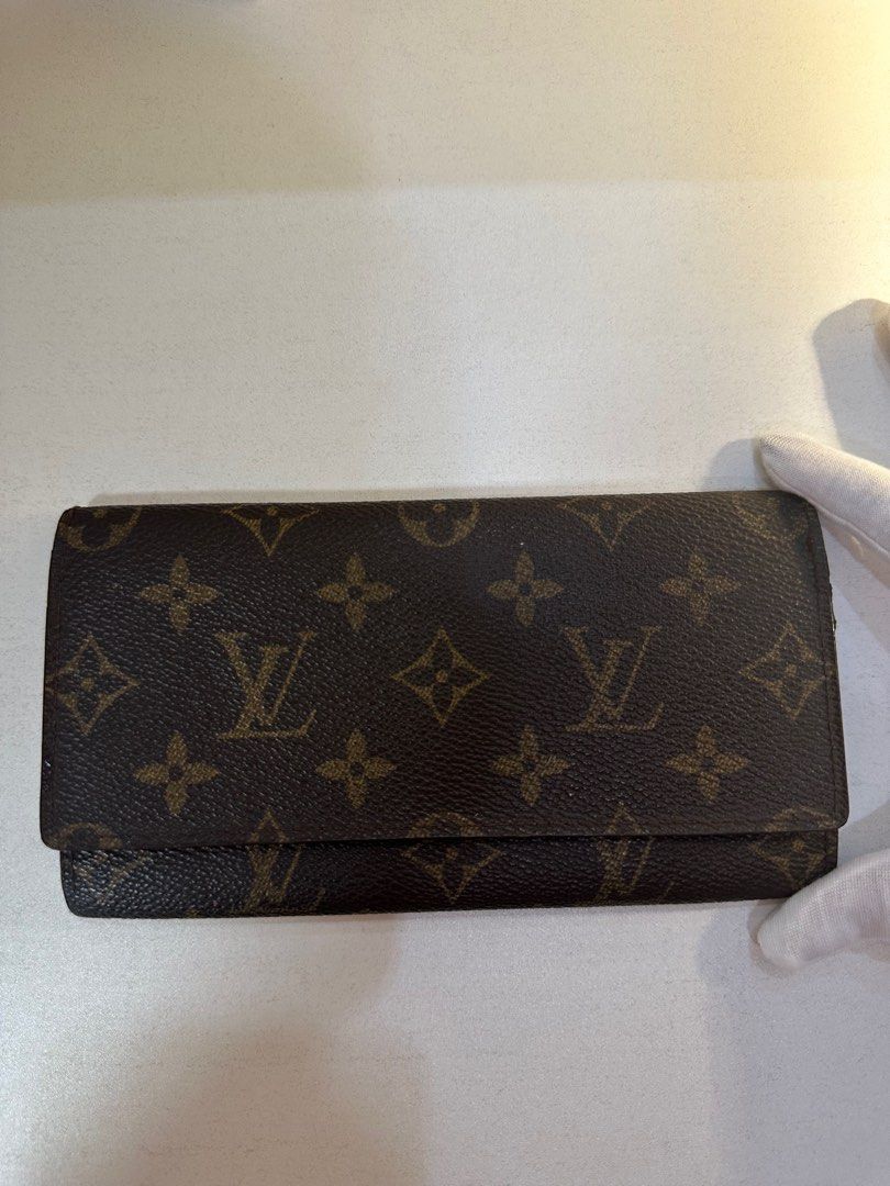 LV MONOGRAM LONG BIFOLD WALLET (Category: Luxury Bags & Wallets) located in Caloocan City. Submitted by wiyana_aliah (Listing ID 1251404639, Image 1). Description: RANK B GUARANTEED AUTHENTIC ✔️ Coded✔️ with provided strap/chain money back if proven fake! Bought this from luxury online shop Restored wala na kayong ipapaayos 💯 Restitching✔️ Color leather revive✔️ Cleaning✔️ Conditioning✔️.