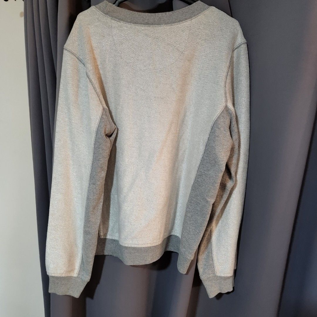 Marc Jacobs Silver and Gray Sweatshirt (Medium) (Category: Longsleeves) located in Quezon City. Submitted by castrob21 (Listing ID 1251418533, Image 3). Description: Only used twice in good condition pretty fabric, it sparkles 🥰.