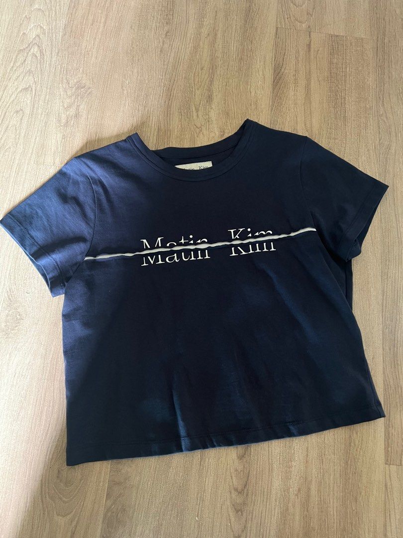 Matin Kim Cutted Logo Crop Top in Navy 深藍色短板T恤, 女裝, 上衣