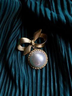 matte Gold Big round  pearl vintage fashion style brooches pin Victorian tie