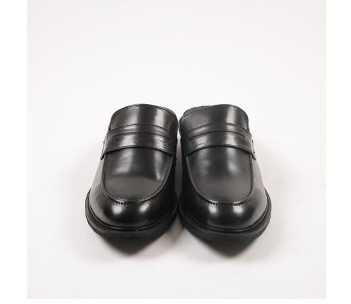 MULES for MEN (ORIGINAL SHOOPEN) (Category: Slippers & Slides) located in Pasig City. Submitted by theDclutter (Listing ID 1251391819, Image 1). Description: Selling this MULES (Shoopen) for men for very affordable price!!! -New! -In very good condition -No issue -Very comfy -Hindi sya madulas -Padala galing ibang bansa -Pwedeng pwede kahit saan (Semi-formal, pang office, casual or everyday use) -I have 3 of these in different sizes po Payment fi