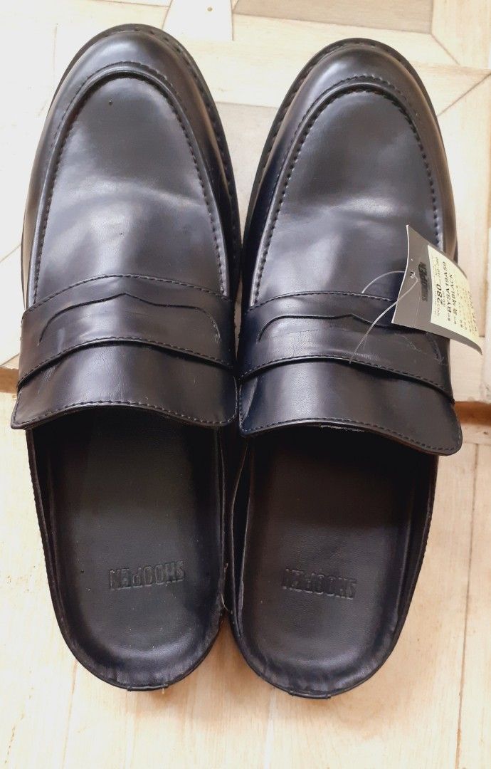 MULES for MEN (ORIGINAL SHOOPEN) (Category: Slippers & Slides) located in Pasig City. Submitted by theDclutter (Listing ID 1251391819, Image 2). Description: Selling this MULES (Shoopen) for men for very affordable price!!! -New! -In very good condition -No issue -Very comfy -Hindi sya madulas -Padala galing ibang bansa -Pwedeng pwede kahit saan (Semi-formal, pang office, casual or everyday use) -I have 3 of these in different sizes po Payment fi