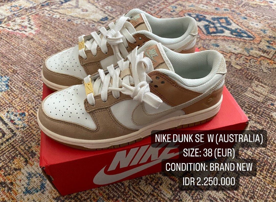 Nike Dunk Low SE Australia, Fesyen Pria, Sepatu , Sneakers di Carousell