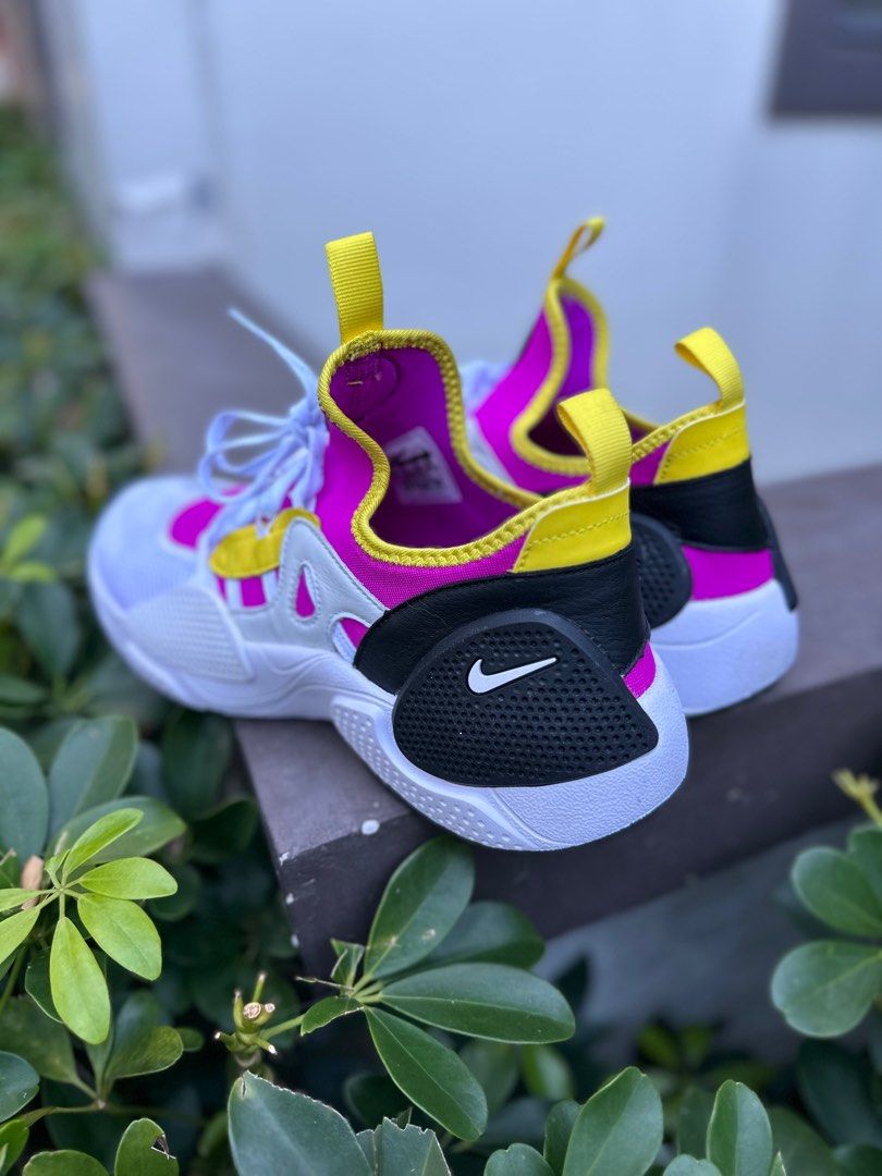 Huarache edge clearance on feet