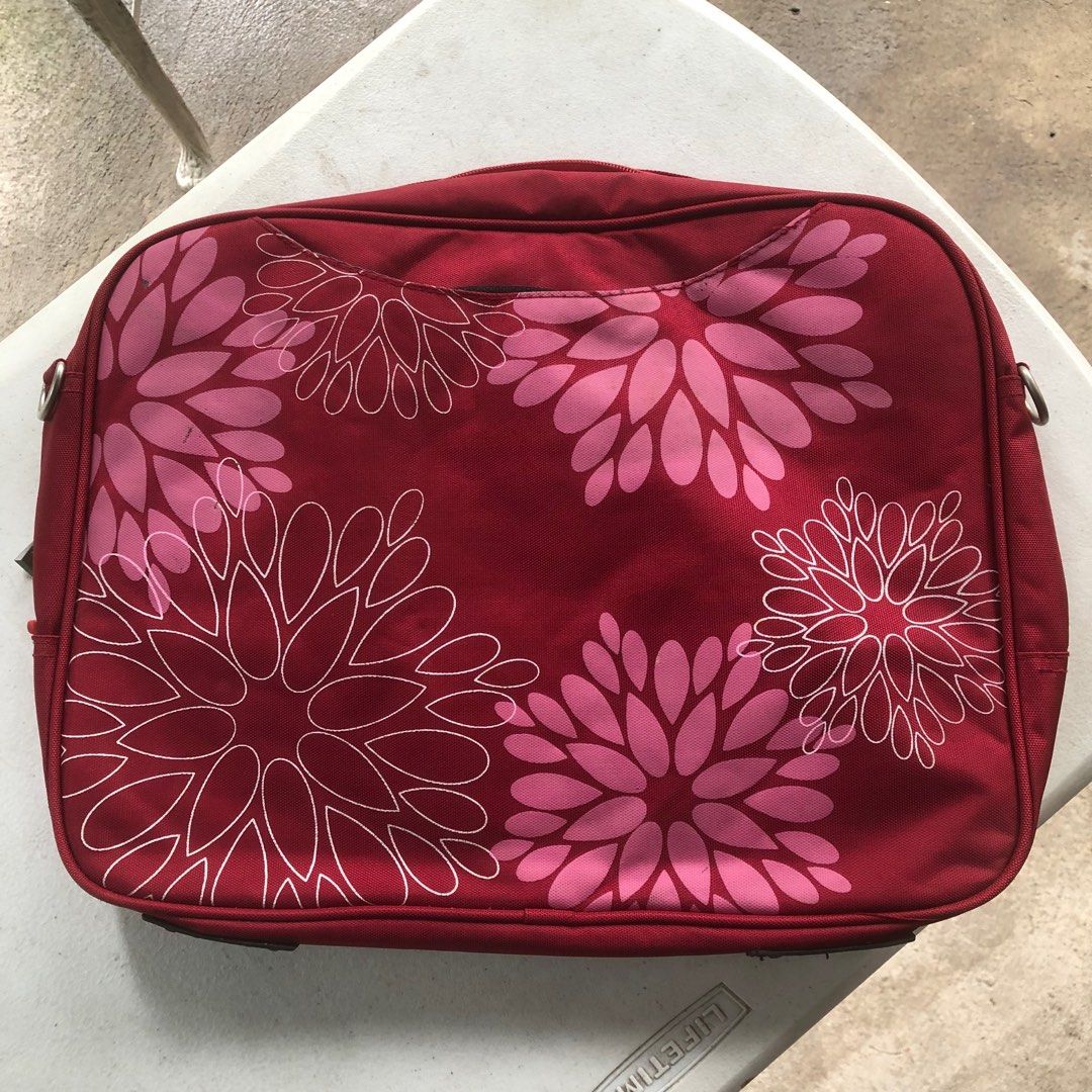 Original Halo red laptop bag (Category: Laptop Bags & Sleeves) located in Valenzuela. Submitted by icia_ (Listing ID 1251352464, Image 1). Description: - H: 10.5” - L: 14” - Please manage your expectations as this is a preloved item - Colors of the product may seem different in the picture due to lighting.
