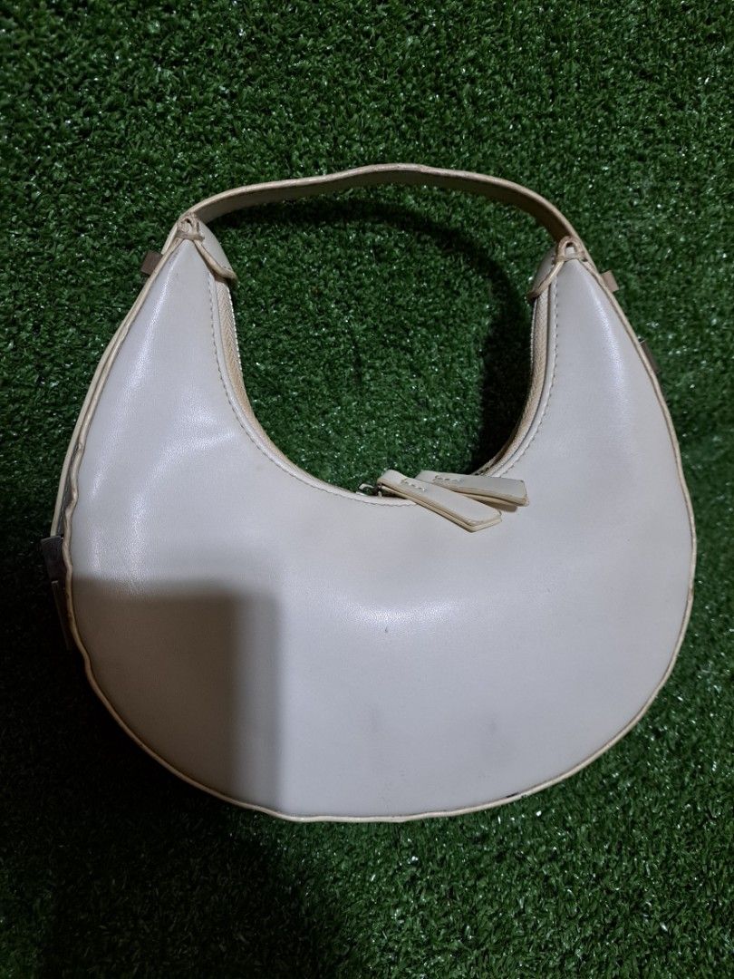 Osoi (Category: Luxury Bags & Wallets) located in Lemery. Submitted by venus23 (Listing ID 1251385837, Image 3). Description: my light color transfer.