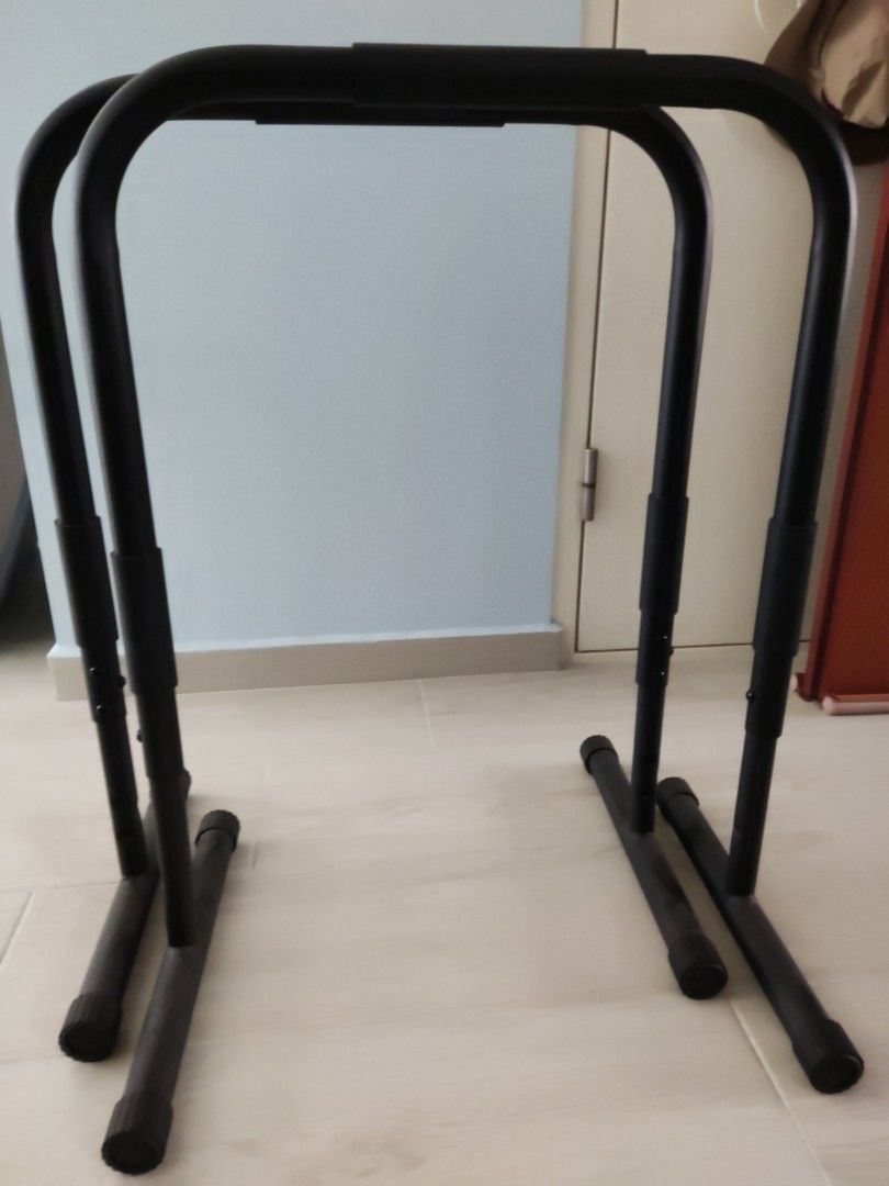 Adjustable Parallel dips bars (Category: Cardio & Fitness Machines) located in Singapore. Submitted by rx480 (Listing ID 1251343993, Image 1). Description: Sturdy and stable parallel bars Height adjustable from 62-92cm via screws Rubber grips on top and on both sides.