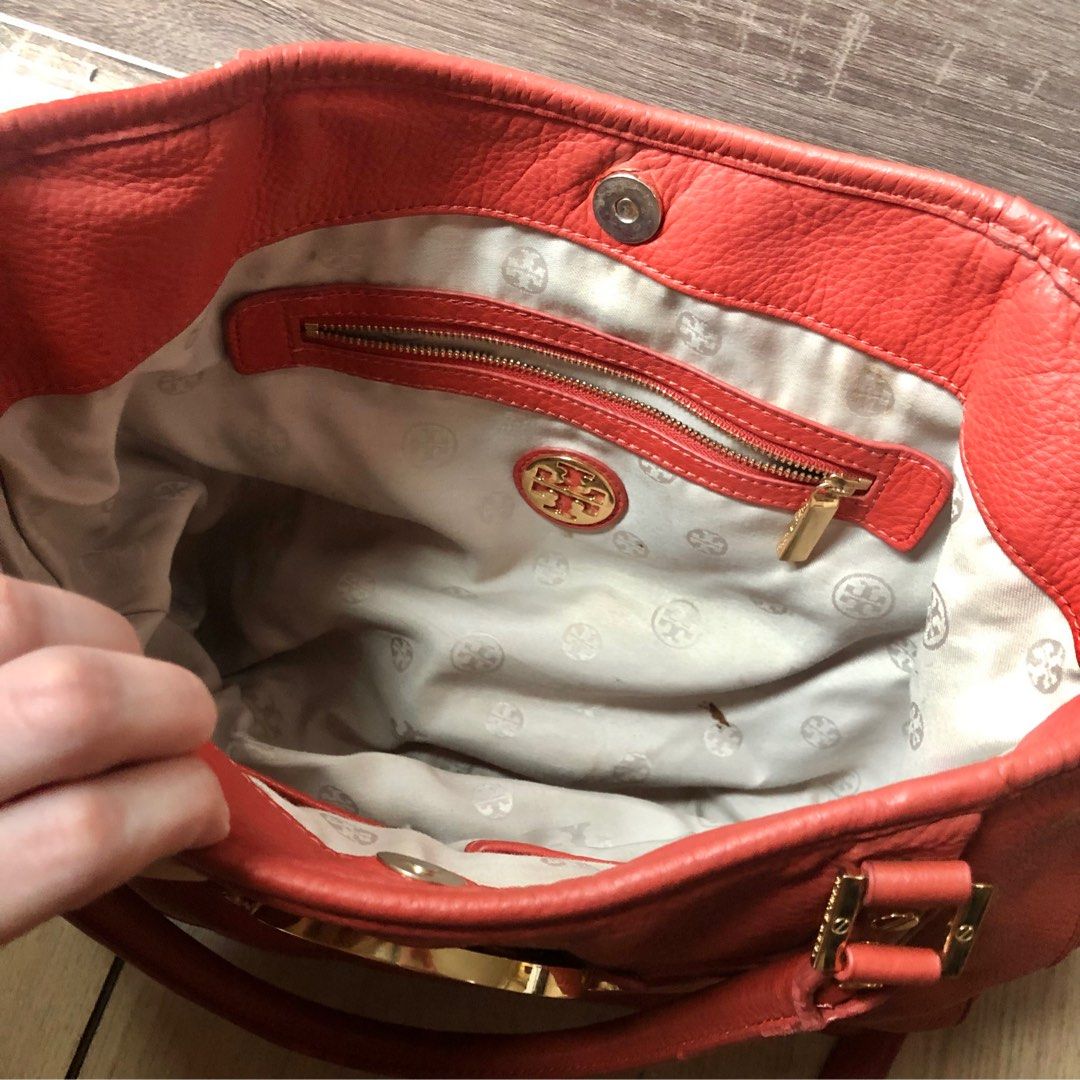 PRELOVED TORY BURCH Amanda Hobo Two way (Category: Luxury Bags & Wallets) located in Manila. Submitted by _bizzd_ (Listing ID 1251362200, Image 3). Description: Preloved , Original/Authentic Tory Burch Amanda Hobo Bag Bought in the US Can be worn as shoulder or body bag With long crossbody bag Unnoticeable leather worn out on hand strap and long strap (see 4th photo) RFS: Decluttering Price + SF c/o buyer Item will be delivered from San Juan City