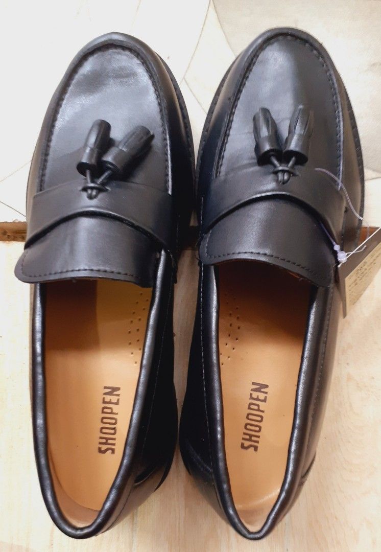 School Shoes! For SALE!!! (Category: Casual Shoes) located in Pasig City. Submitted by theDclutter (Listing ID 1251392919, Image 2). Description: Selling this school shoes (SHOOPEN ORIGINAL) for very affordable price! -New! -In very good condition -No issue -Very comfy -Hindi sya madulas -Magaan at malambot sa paa, hindi nakakasakit ng paa -Padala galing ibang bansa Payment first, tru gcash or paymaya SF will be shoulder by the buyer.