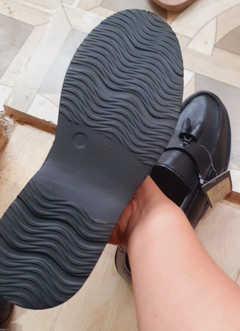 School Shoes! For SALE!!! (Category: Casual Shoes) located in Pasig City. Submitted by theDclutter (Listing ID 1251392919, Image 3). Description: Selling this school shoes (SHOOPEN ORIGINAL) for very affordable price! -New! -In very good condition -No issue -Very comfy -Hindi sya madulas -Magaan at malambot sa paa, hindi nakakasakit ng paa -Padala galing ibang bansa Payment first, tru gcash or paymaya SF will be shoulder by the buyer.
