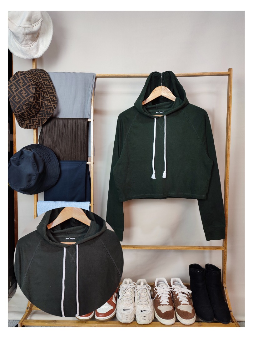 Semi cropped hoodie hotsell