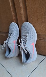 Sepatu nike abu