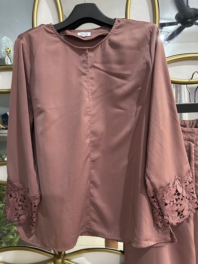 Set Blouse + Pants (Category: Sets & Coordinates) located in Melaka Tengah. Submitted by iNJ88 (Listing ID 1251307263, Image 2). Description: Valuable w great condition. Zalia sell separately. Worn 1 time only. Fix until L/ XL..