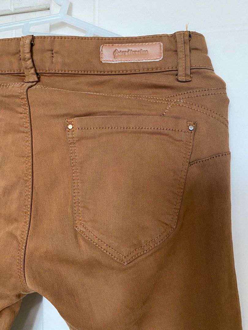 Skinny Jeans (Category: Jeans) located in Quezon City. Submitted by inxshop (Listing ID 1251402587, Image 3). Description: Brown Semi stretchable Can fit S to M frames Used for few times only. Looks like brand new! Available in navy blue, wine red & this brown color but this color has the best condition! .