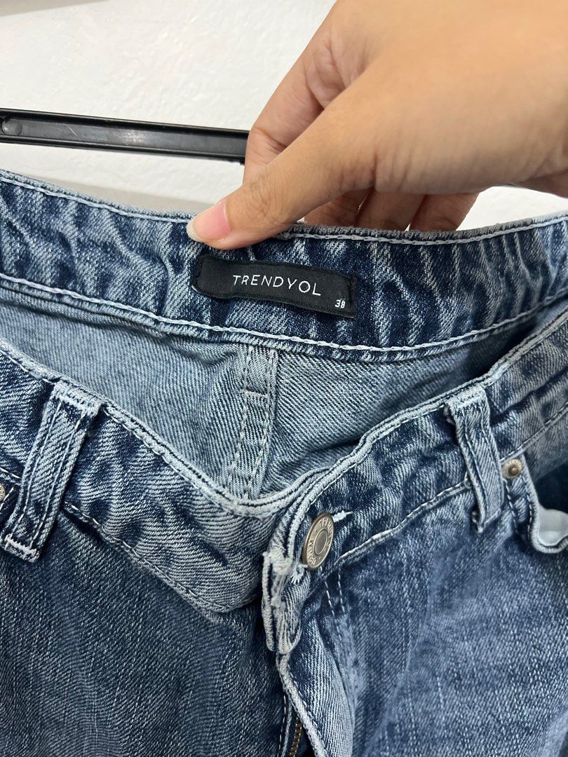 Trendyol Denim Jeans (Category: Jeans) located in Sogod. Submitted by beeeeehhhh (Listing ID 1251455530, Image 2). Description: Branded Never Use Size : 28-29.