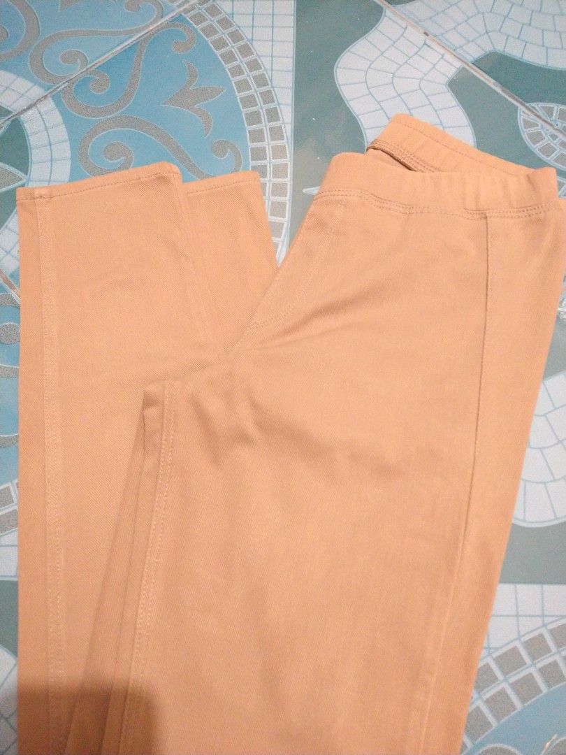 Uniqlo Jeggings (Category: Jeans) located in Imus. Submitted by marsyyyyyy (Listing ID 1251357282, Image 3). Description: Size shown in photos.