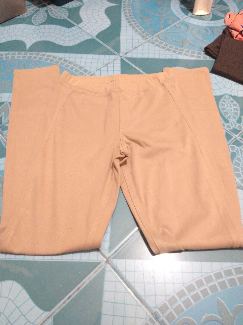 Uniqlo Jeggings (Category: Jeans) located in Imus. Submitted by marsyyyyyy (Listing ID 1251357282, Image 2). Description: Size shown in photos.