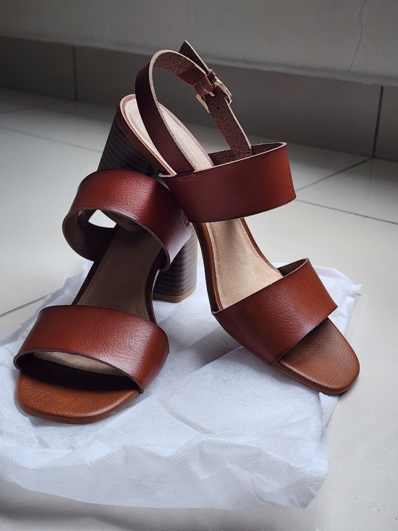 Unused US 8 Old Navy women s block heels sandals Everything