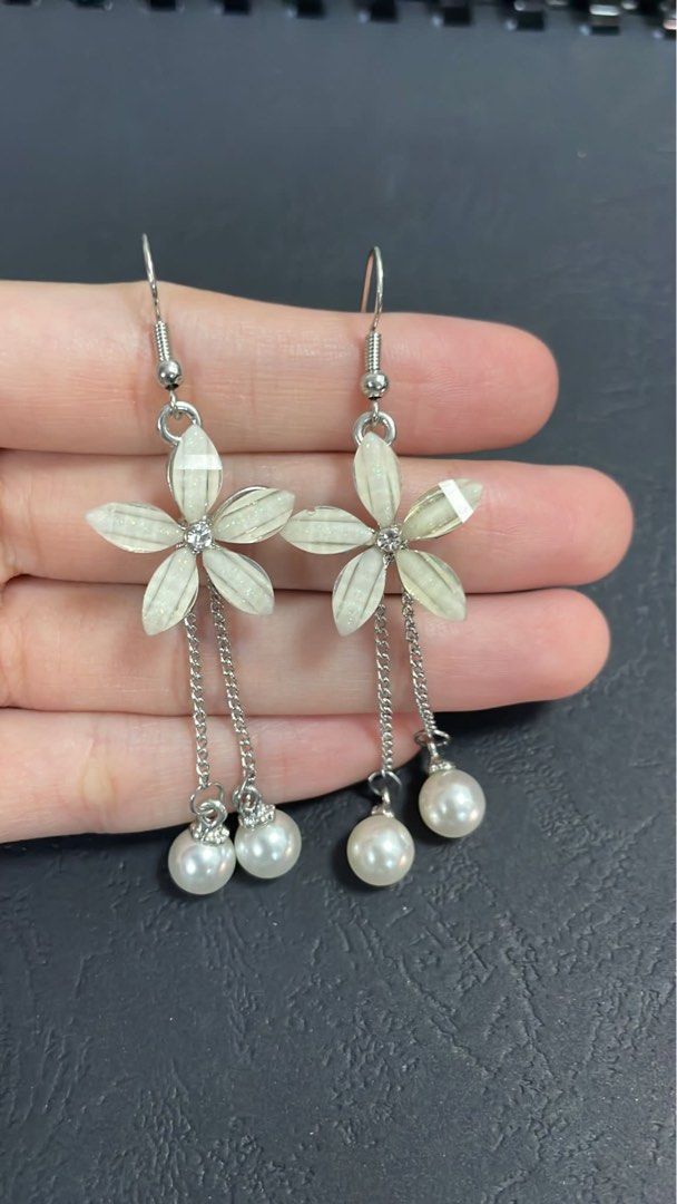 White flower deals dangle earrings