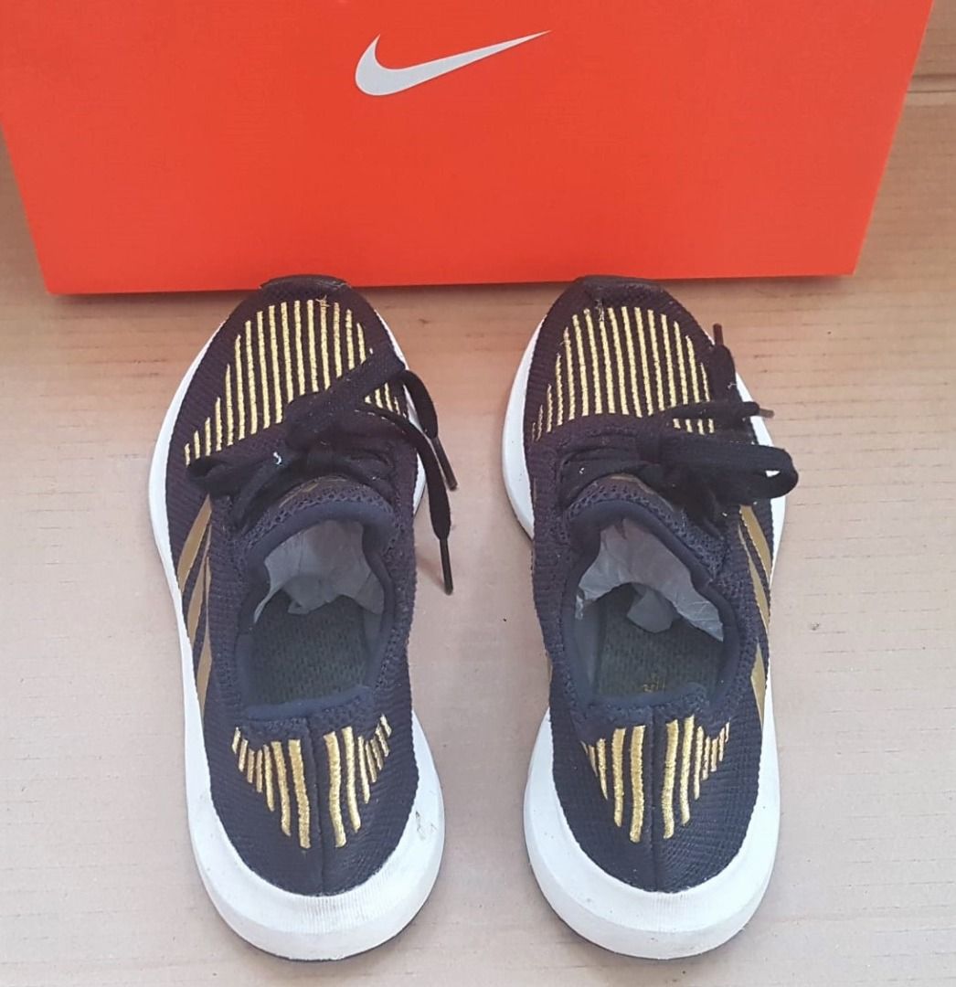 Adidas originals swift run gold hotsell
