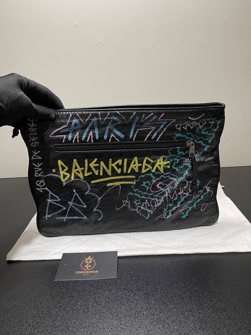 Balenciaga graffiti clutch Barang Mewah Tas Dompet di Carousell
