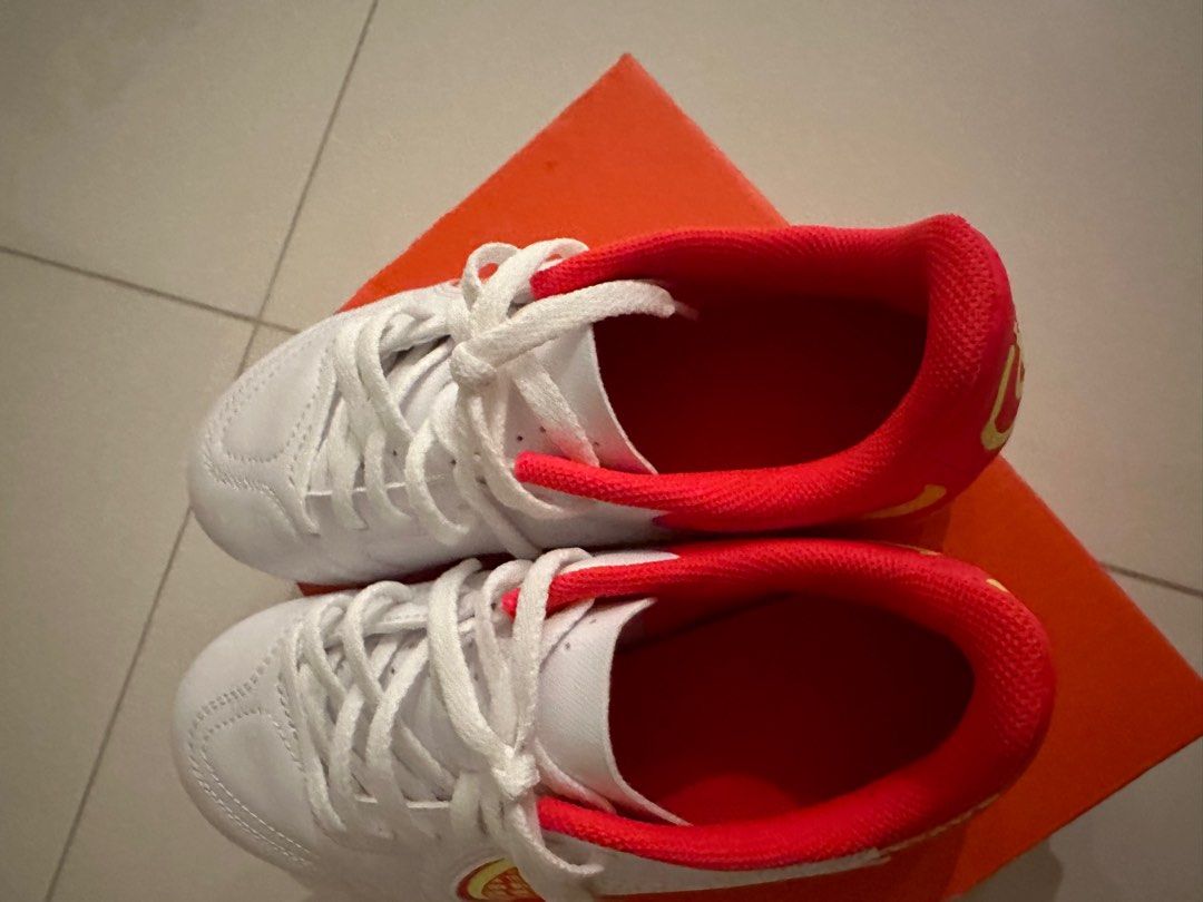 Brand new Kids soccer shoes Nike Jr. Tiempo Legend 9 club Mg