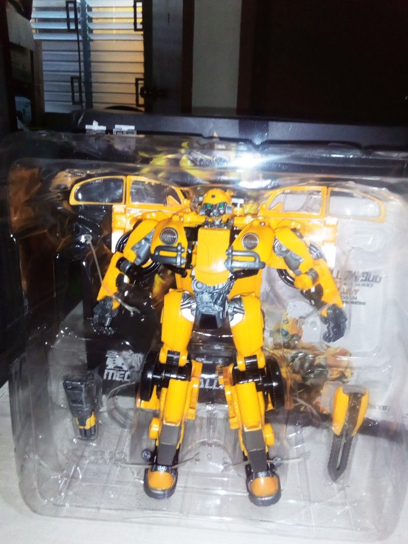 Bumblebee Robot/Car Transformable 21cm height (Yellow) (Category: Vehicle & Diecast Models) located in Imus. Submitted by micps.sanz (Listing ID 1251566360, Image 2). Description: Bumblebee Robot/Car Transformable 21 cm Height (Yellow) with box Brand New plastic and metal materials Pick up only. Pwede nyo pakuha thru Lalamove or Grab Food Delivery Landmark: Othako Takoyaki Store Medicion 1A, Imus City, Cavite Pm or call my cell phone number 09083