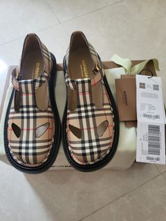 全新Burberry 平底皮鞋
