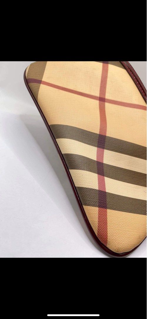Burberry pochette (Category: Luxury Bags & Wallets) located in Butuan. Submitted by natalday (Listing ID 1251592795, Image 2). Description: authentic .