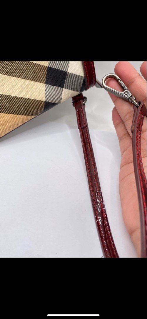 Burberry pochette (Category: Luxury Bags & Wallets) located in Butuan. Submitted by natalday (Listing ID 1251592795, Image 3). Description: authentic .