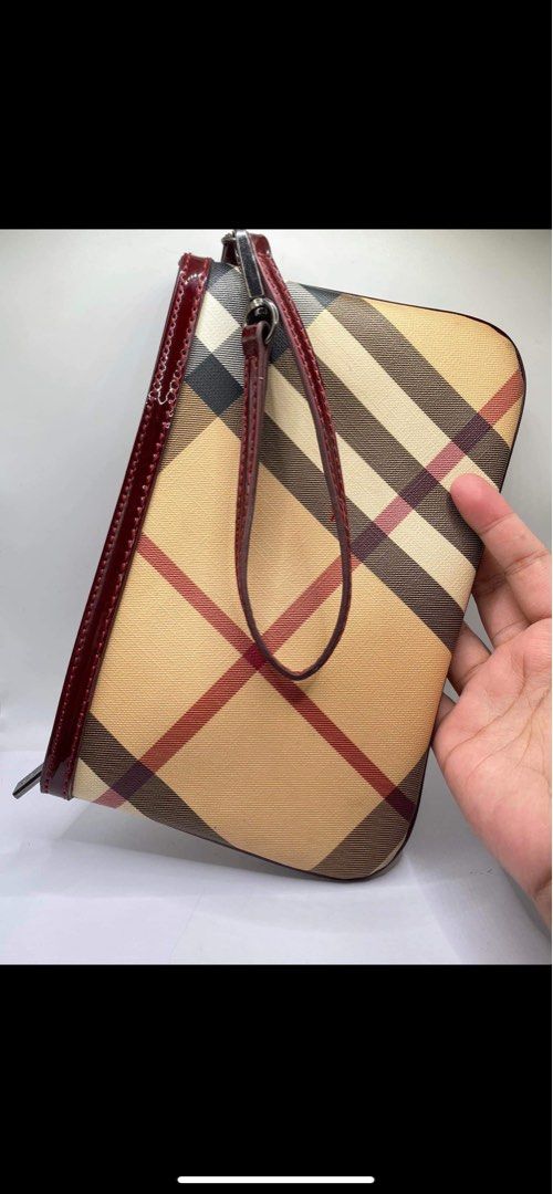 Burberry pochette (Category: Luxury Bags & Wallets) located in Butuan. Submitted by natalday (Listing ID 1251592795, Image 1). Description: authentic .