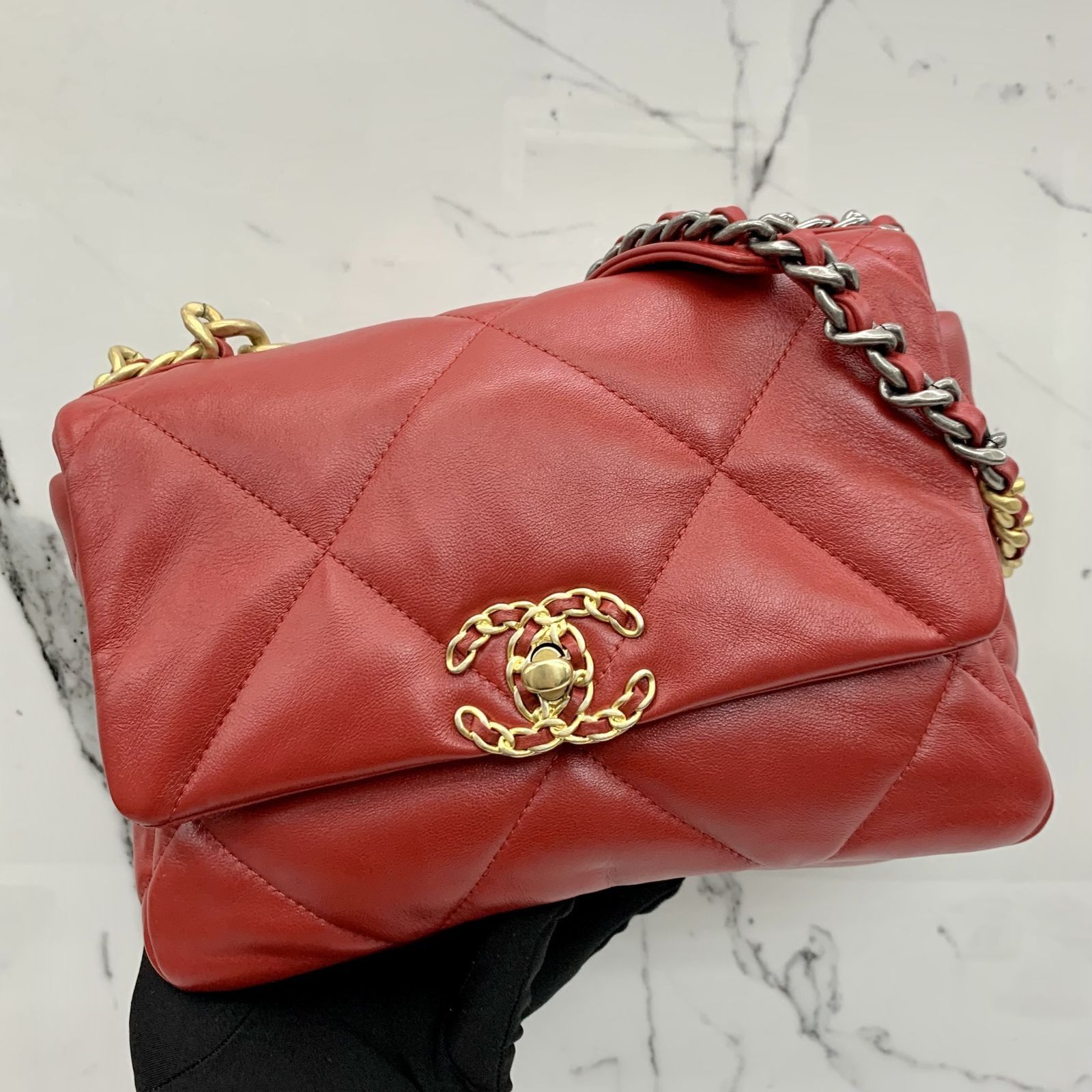 CHANEL AS1160 RED CHANEL 19 SMALL NO 30 W/CARD SHOULDER BAG