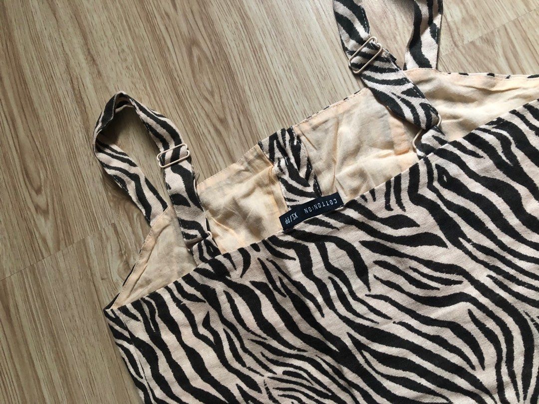 Cotton On Tiger Print Cropped Top (Category: Sleeveless) located in San Juan City. Submitted by chickenmcdrip (Listing ID 1251510225, Image 3). Description: size xs on tag - adjustable straps !! -i think cloth is linen - used twice lang.