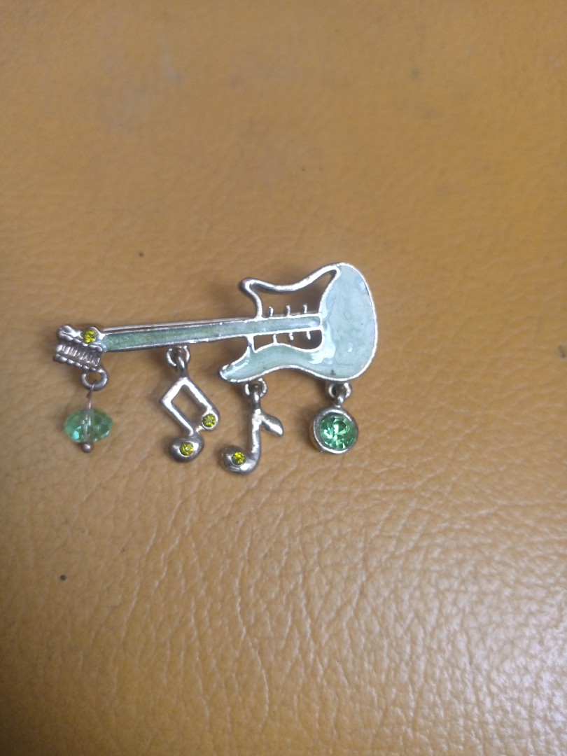 Guitar Enamel Bros Vintage Fesyen Wanita Aksesoris Di Carousell