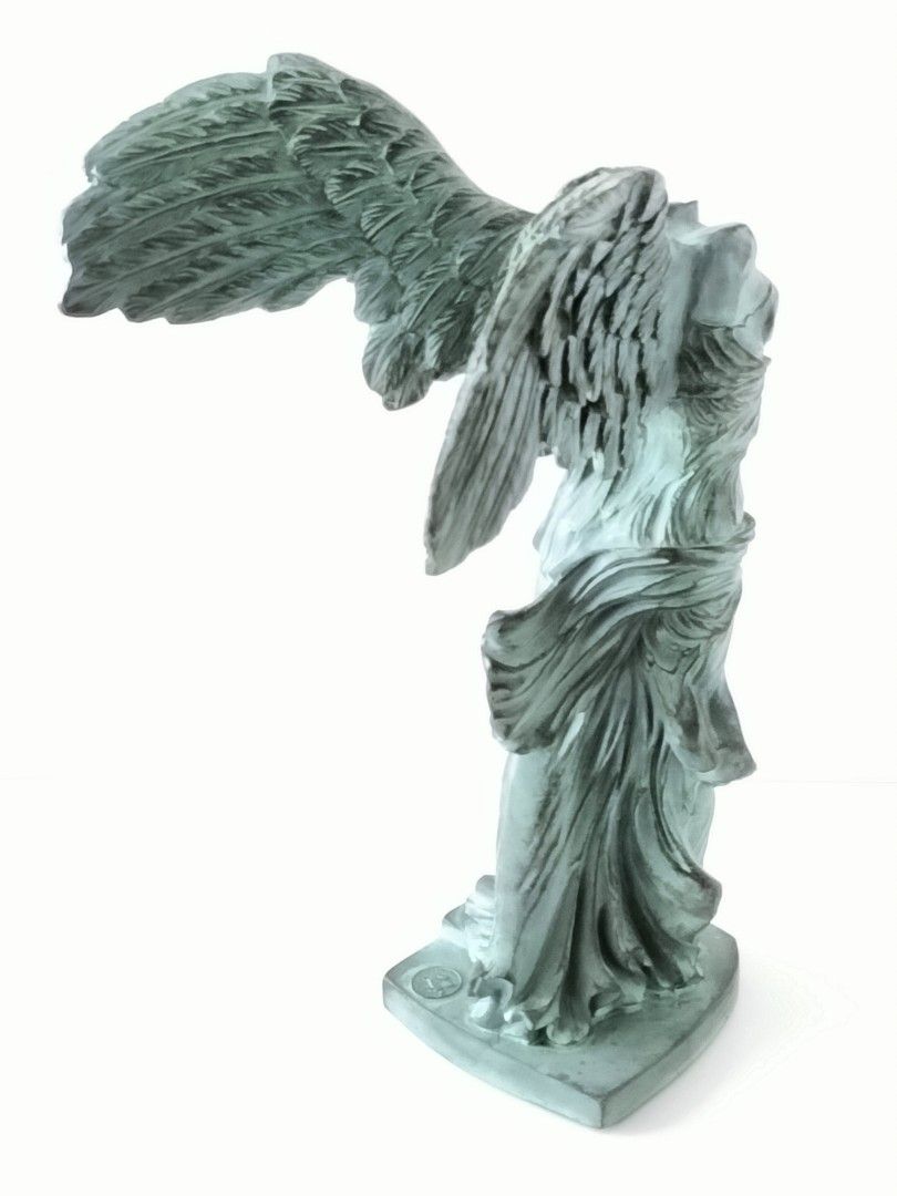 headless angel statue louvre