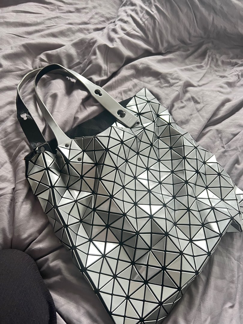 BAO BAO ISSEY MIYAKE Gusseted Shoulder Bag Silver | PLAYFUL