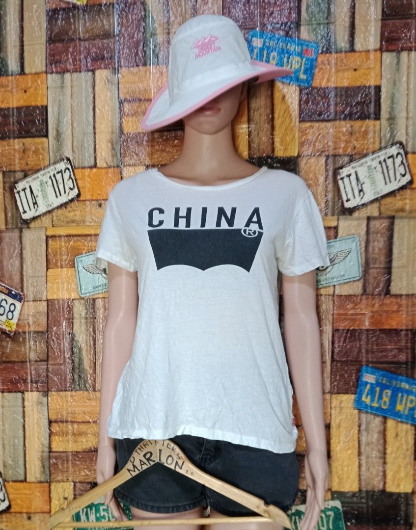 Levis small store size