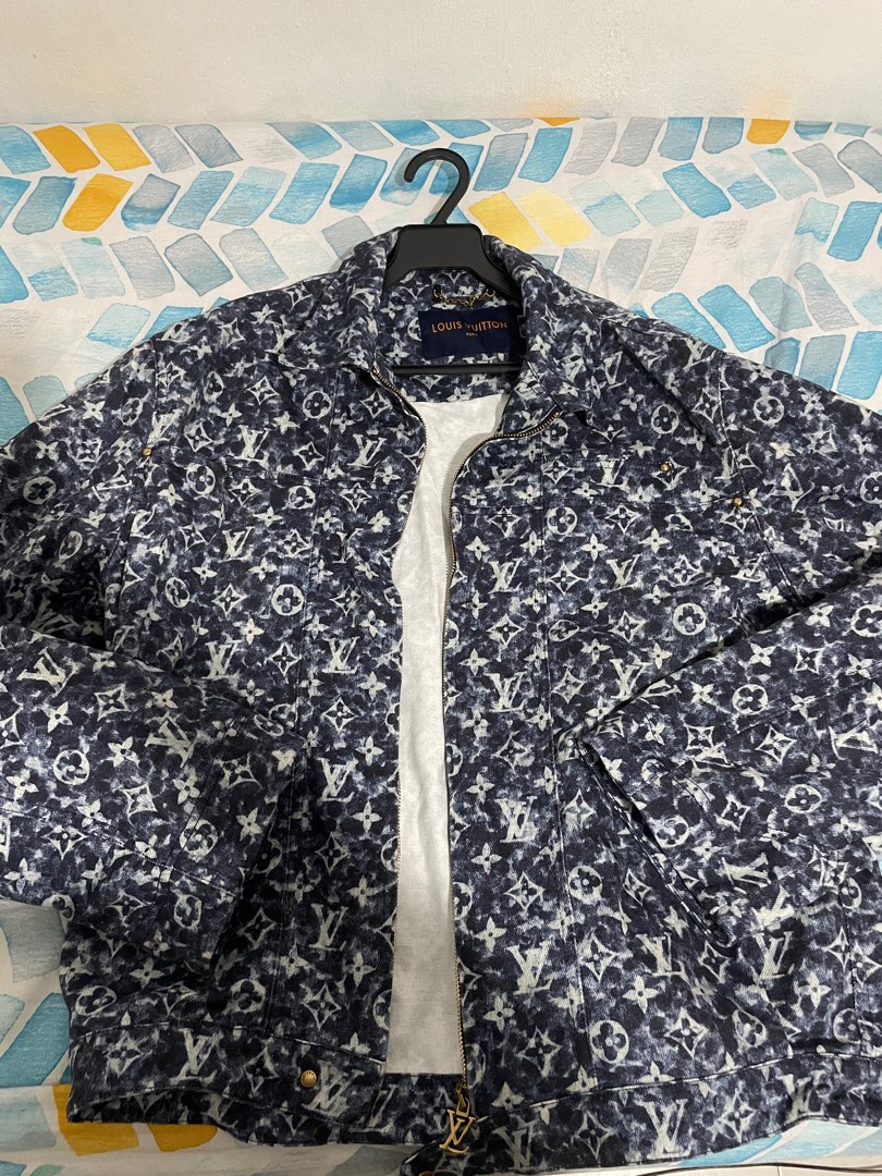 Louis Vuitton LV Damier Spread Long-Sleeved Shirt, Men's Fashion, Coats,  Jackets and Outerwear on Carousell