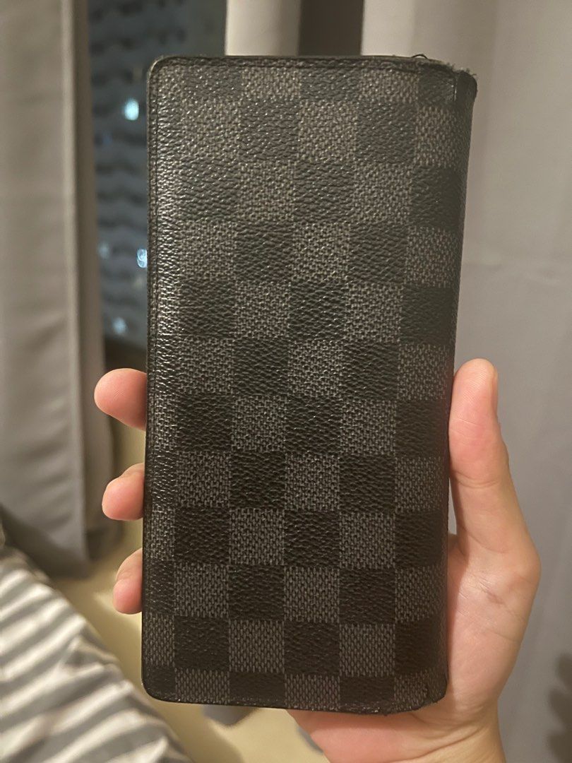 Louis Vuitton Long Wallet (Category: Luxury Bags & Wallets) located in Quezon City. Submitted by isman_tor (Listing ID 1251605902, Image 2). Description: Selling my Louis Vuitton Brazza Damier Graphite Canvas Wallet - Guaranteed Authentic - Bought in Japan - No inclusion - Loose threads sa part na binubuksan (hence selling low) - Datecode: SP2069 RFS: New Wallet.